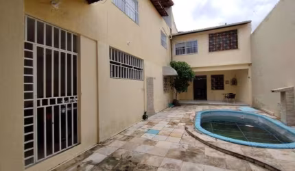 Casa com 7 dormitórios, 240 m² - venda por R$ 900.000,00 ou aluguel por R$ 3.500,00/mês - Fátima - Fortaleza/CE