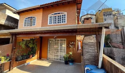 Casa comercial à venda em Taboão da Serra-SP: 2 quartos, 1 suíte, 2 salas, 1 banheiro, 2 vagas de garagem, 140 m² no Parque Monte Alegre.