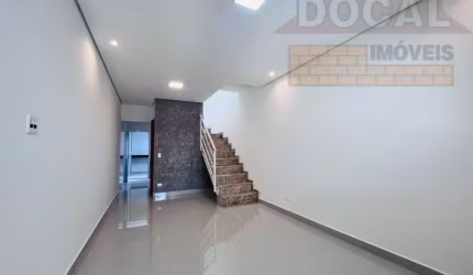 Excelente oportunidade: Casa à venda em São Paulo-SP, bairro Campo Limpo! 3 quartos, 1 suíte, 2 salas, 3 banheiros, 2 vagas, 108m².