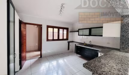 Excelente Casa para Locação no Parque Assunção em Taboão da Serra-SP: 3 quartos, 1 suite, 2 salas, 2 banheiros, 2 vagas, 145,02 m².