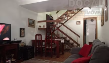 Casa à venda em Taboão da Serra-SP, Parque Pinheiros: 2 quartos, 2 salas, 2 banheiros, 2 vagas, 100m²!