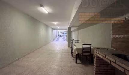 Casa à venda em São Paulo-SP, Jardim Monte Alegre: Sobrado insólito com 2 quartos, 2 suítes, 2 salas, 3 banheiros, 4 vagas de garagem, 130m².