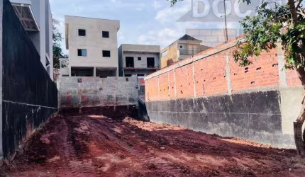 Terreno à venda em Taboão da Serra-SP, no bairro Morada dos Pássaros, com 250,00 m² de área.