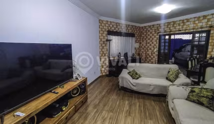 Casa com 3 quartos à venda na Rua Benjamin Fontana, Vila Cruzeiro, Itatiba, 195 m2 por R$ 742.000