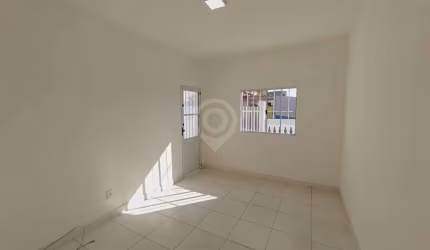 Casa com 3 quartos para alugar na Rua Damásio Pires da Silveira, Bairro do Engenho, Itatiba, 70 m2 por R$ 2.100