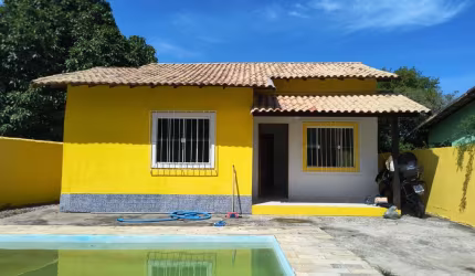 Casa com dois quartos, sendo uma suíte, em terreno de 240m2, com piscina e quintal