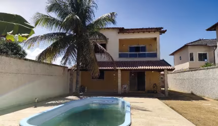 Casa com dois pavimentos, piscina, quatro quartos em Itaipuaçu