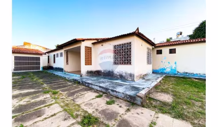 Casa plana, com 280m², área total 825m²; no melhor da Cidade dos Funcionários.