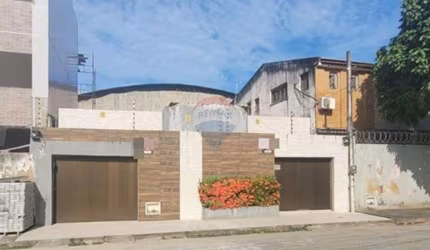 Casa plana no Presidente Kennedy, 3 suítes, 2 vagas - Próximo ao Shopping Rio Mar