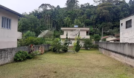 Terreno espaçoso na Primeiro de Maio