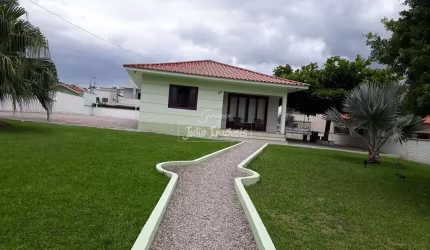 Casa à venda no Limoeiro.