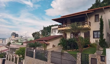 Casa 4 dormitórios Centro de Brusque