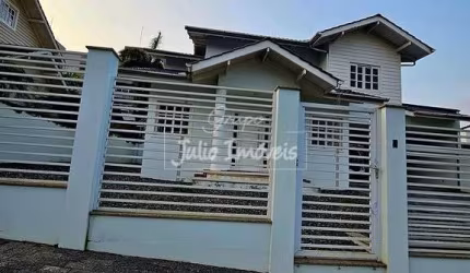 Casa 3 suítes sendo 1 master no Centro de Brusque