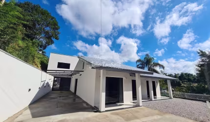 Casa semi-mobiliada para locação na Souza Cruz