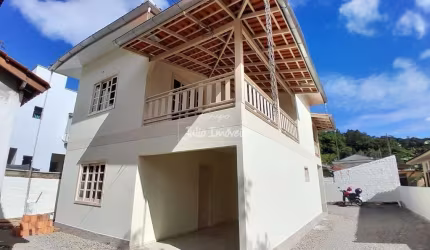 Casa 03 dormitórios para locação no bairro Bateas