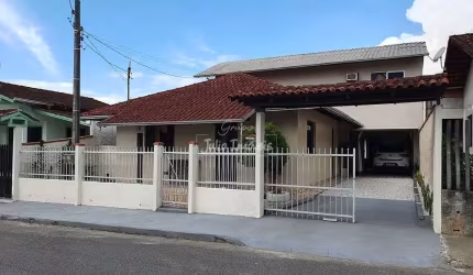 Casa com 5 dormitórios no Planalto em Brusque