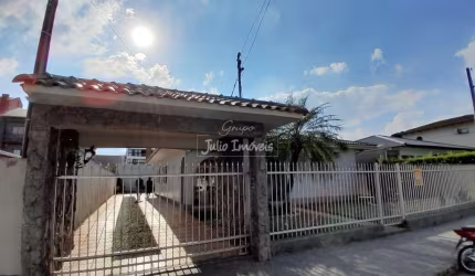 Casa 03 dormitórios para locação na Santa Rita