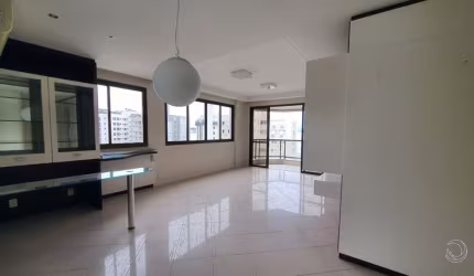 Amplo Apartamento com Vista Parcial para o Mar