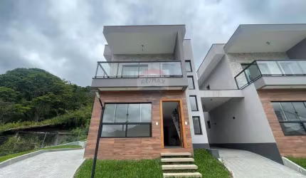 'Teresópolis: Casa Luxuosa com Vista Deslumbrante'