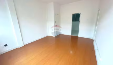 Locação de apartamento sala, 2 quartos no Alto vista lateral para o Dedo de Deus com elevador e vaga de garagem.