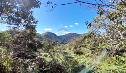 Terreno Privilegiado com Vista Livre para as Montanhas.