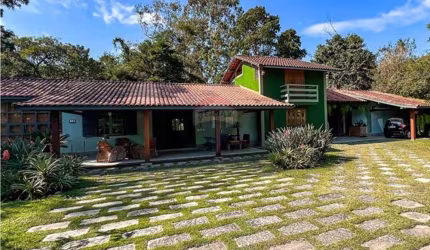 Casa à venda em condomínio fechado com lazer completo e localização privilegiada.