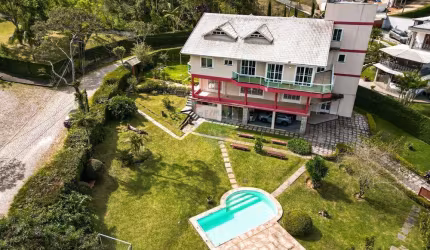 LINDA CASA NO BAIRRO COMARY/ TERESÓPOLIS