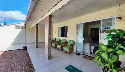 Casa espaçosa com 300m² de terreno, à 800mts da Praia do Gravatá em Navegantes/SC.