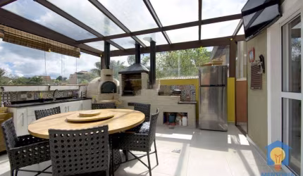 Casa em condomínio fechado - 3 suítes - 4 vagas de garagem e Área Gourmet Completa