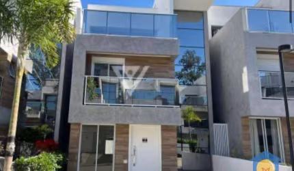 Única casa com piscina  privativa do condomínio.