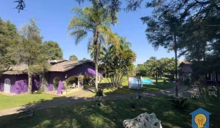 Casa luxuosa dentro de condominio