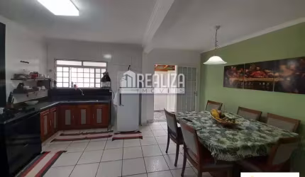 Casa padrão à venda no Leblon, Uberaba: 3 dormitórios, suíte, garagem