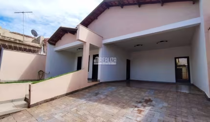 Linda Casa à Venda no Fabrício, Uberaba | 3 Dormitórios, Suíte, 4 Garagens.