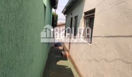 Casa à venda no bairro Bom Retiro em Uberaba | 2 dormitórios, garagem coberta e quintal.