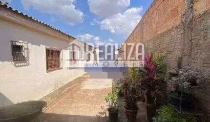 Casa padrão à venda em Lourdes, Uberaba: 3 dormitórios, suíte, quintal e varanda!