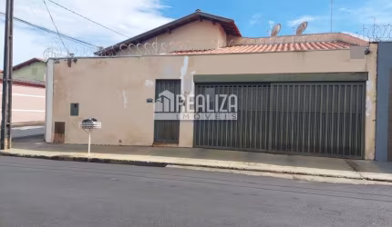 Linda casa à venda em Uberaba - 3 dormitórios, churrasqueira e quintal!