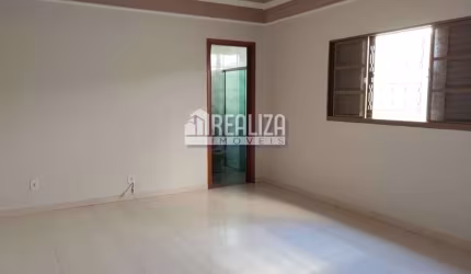 Casa à venda no Residencial Estados Unidos, Uberaba: 3 dormitórios, suíte, armários embutidos e muito mais!