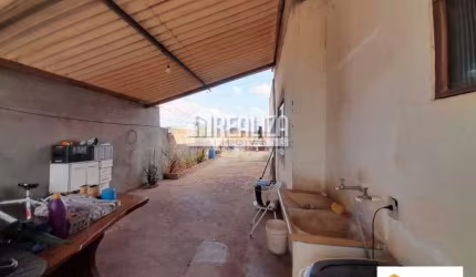 Charmosa casa à venda no bairro Jardim Elza Amuí I em Uberaba