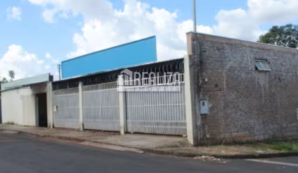 Casa Padrão com 3 dormitórios e área externa na Vila Craide, Uberaba