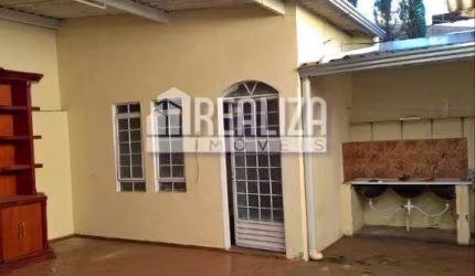 Casa à venda no Conjunto Costa Telles I em Uberaba - 2 suítes e 2 garagens!