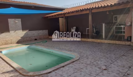 Casa à venda em Lourdes, Uberaba: 3 dormitórios, suíte, piscina e varanda gourmet.
