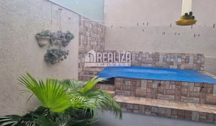 Casa Padrão à venda no Jardim Esplanada, Uberaba: 2 dormitórios, suíte, churrasqueira e piscina