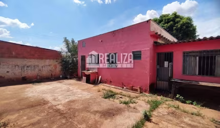 Casa Padrão à venda em Uberaba - 2 dormitórios, 2 banheiros, 2 garagens