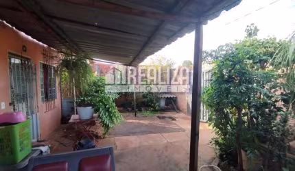 Casa à venda no Jardim Alvorada, Uberaba: 2 dormitórios, garagem e mais!