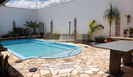 Sobrado com Piscina e Varanda Gourmet no Parque das Américas, Uberaba