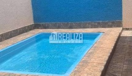 Casa à venda em Beija-Flor, Uberaba: 3 dormitórios, suíte, piscina!