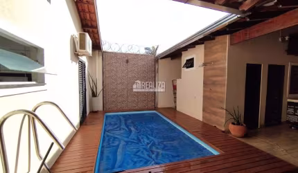 Casa com piscina e churrasqueira no Residencial Estados Unidos
