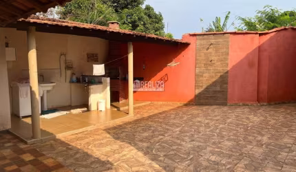 Casa de 3 dormitórios com churrasqueira e portão eletrônico em Lot. Maria da Conceicao, Igarapava!