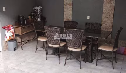 Casa sobrado à venda com 3 dormitórios, sendo 1 suíte, no Conjunto Cássio Rezende