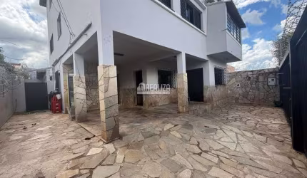 Casa à venda na Vila Maria Helena, Uberaba | 7 dormitórios e 3 banheiros